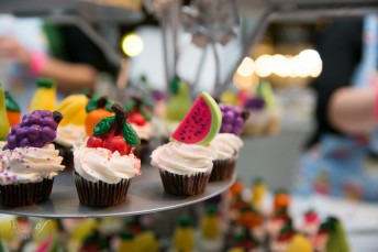 Mini cupcakes with vanilla icing and hand-painted chocolates by Lollicakes | Photo: Nick Lee