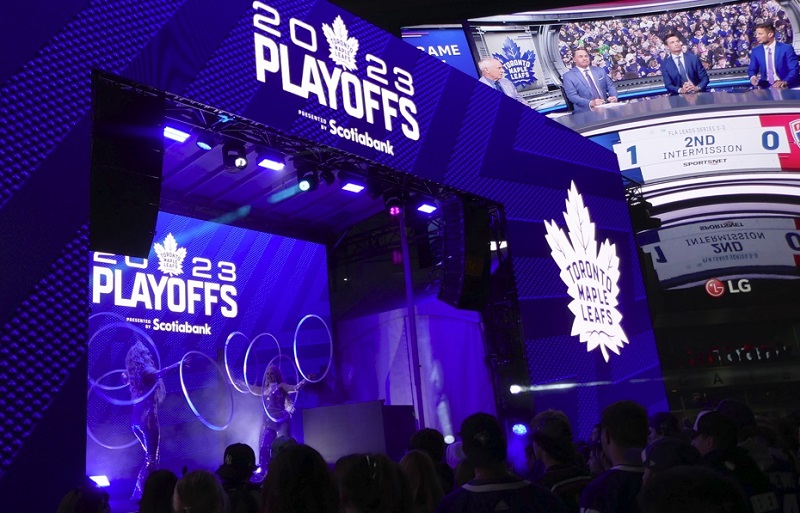 Spin Starlets from NorthFIRE circus wow Maple Leaf hockey fans